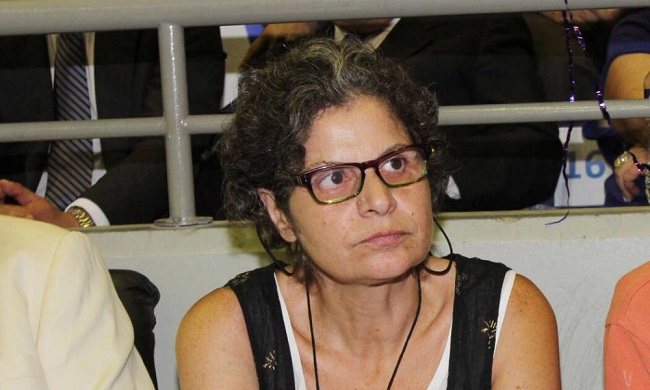 Με τσιμπούν αδυσώπητα τσιμπούρια