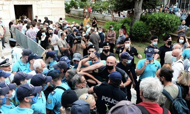 Ένταση από κόσμο για το αντίο