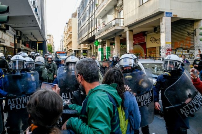 Πετροπόλεμος και χημικά