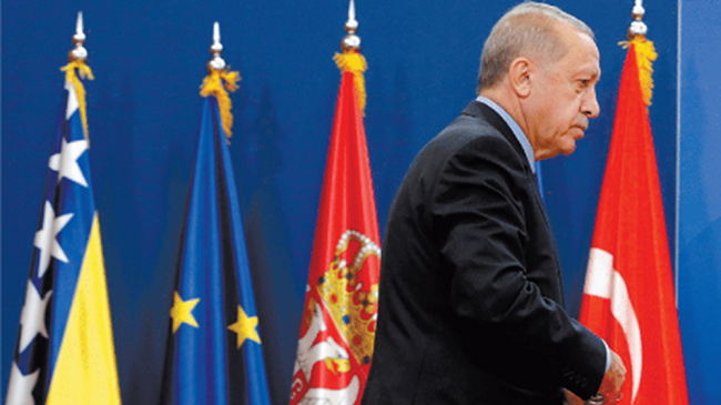 Μεταξύ σφύρας και άκμονος ο Ερντογάν
