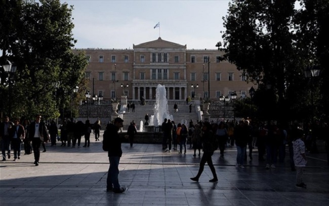 Στην Ελλάδα η μεγαλύτερη μείωση του κατώτατου μισθού