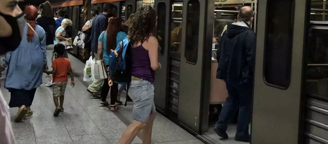 Θεσπίζουν «μωβ» περιοχές με μάσκα παντού