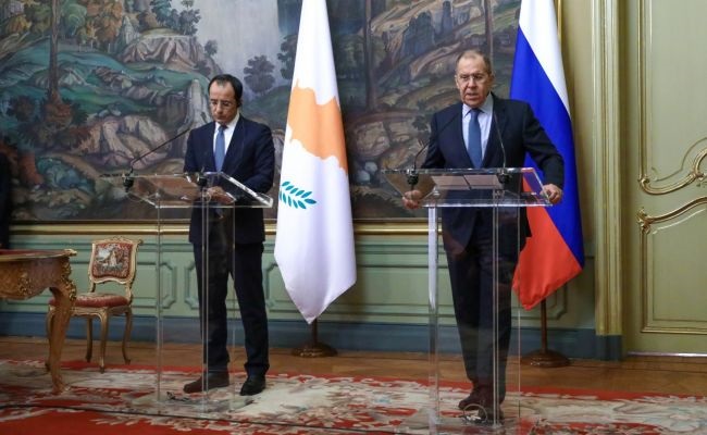 Ελλάδα-Κύπρος να επανεξετάσουν τη στάση