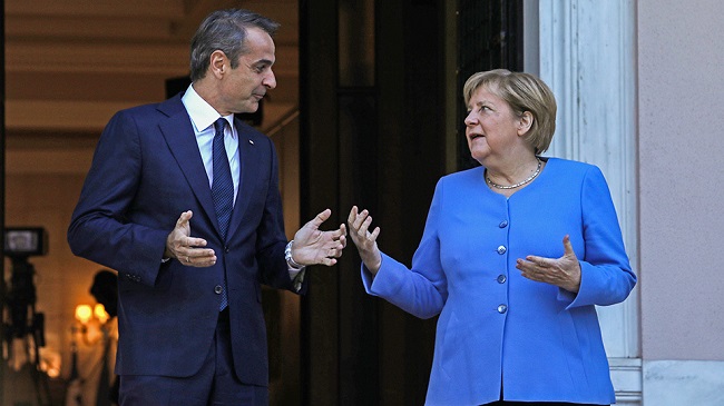 Merkel: Επιβεβαίωσε ότι θυσίασε την Ελλάδα για διάσωση τραπεζών και ευρώ