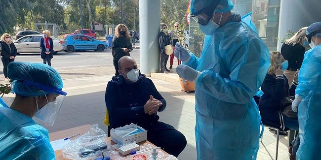 με περιορισμένα τεστ
