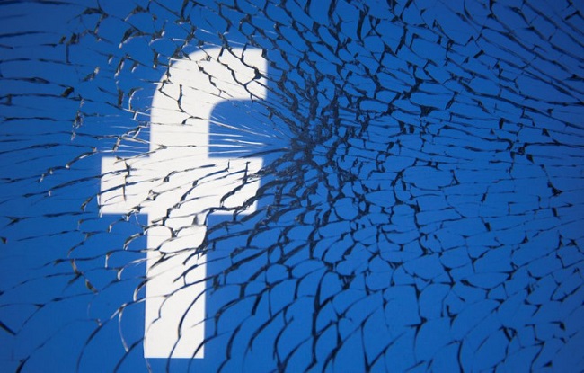 «Έπεσε» το Facebook