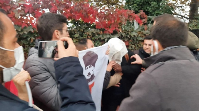 Τουρκία-Προπηλάκισαν και «τσουβάλιασαν»