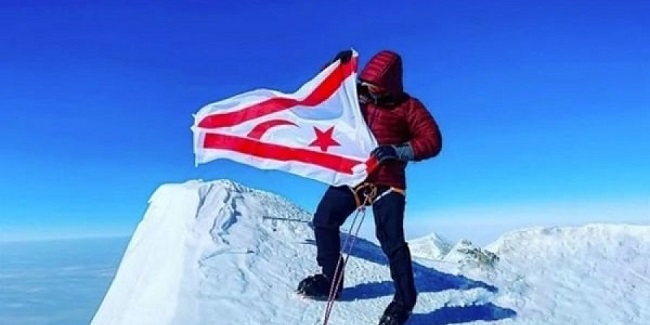 Τουρκοκύπριος ανήρτησε τη σημαία του ψευδοκράτους
