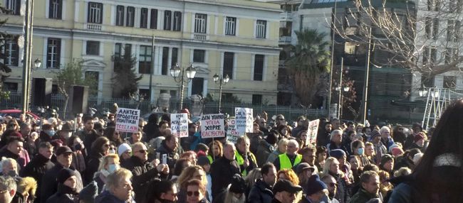 Αθήνα: Χιλιάδες πολίτες στην συγκέντρωση και πορεία κατά του υποχρεωτικού εμβολιασμού