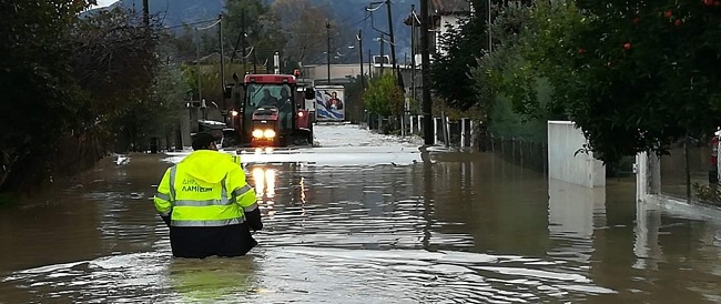 Απεγκλωβίζουν με βάρκες στη Λαμία