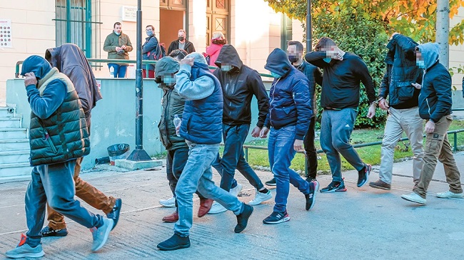 ψευδομάρτυρες μοίραζαν ταυτότητες και διαβατήρια