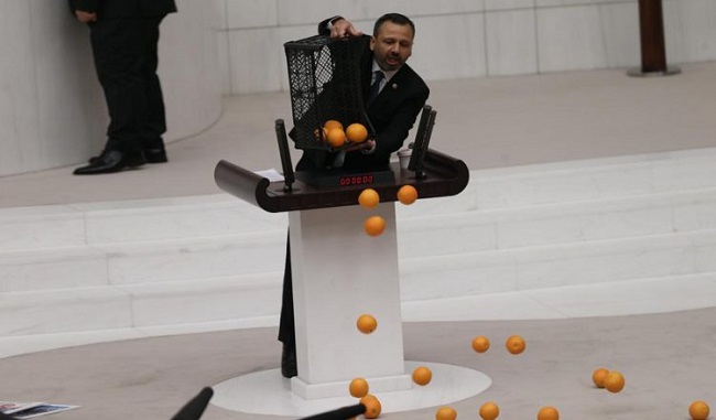 Απίστευτες σκηνές στη Βουλή της Τουρκίας