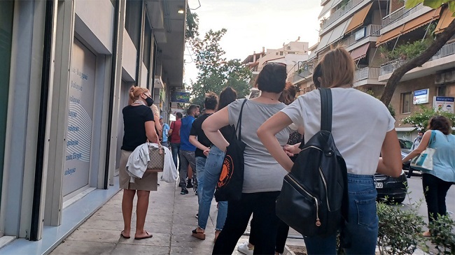 τεράστιες ουρές στα κέντρα που πραγματοποιούν τεστ