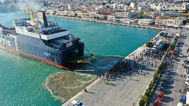 Χιώτες μπλόκαραν στο λιμάνι την αποβίβαση