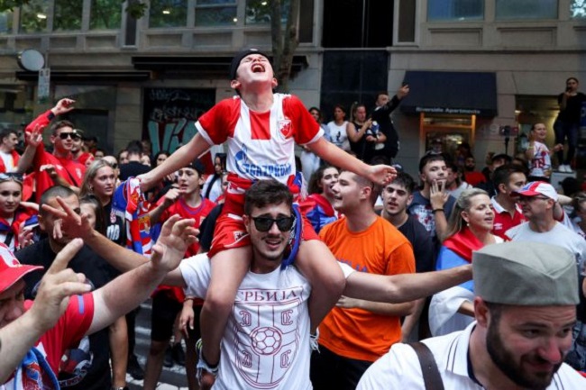 Με... συρτάκι πανηγύρισαν Έλληνες