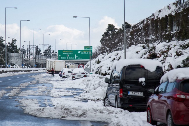 Παραμένουν 500 οχήματα στην Αττική Οδό