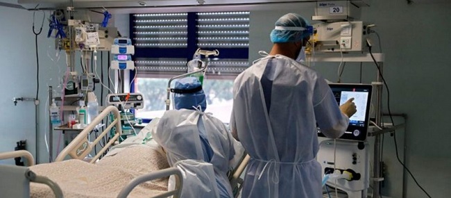 Καταγγελία γιατρού: «Διασωληνωμένοι περιμένουν σε θαλάμους