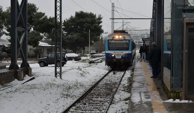 Τρένο έπεσε σε ακινητοποιημένη