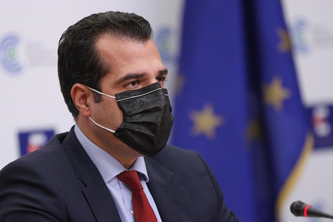 Άθλιο τελεσίγραφο Πλεύρη σε υγειονομικούς