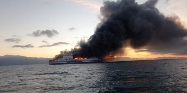 Στους 14 οι αγνοούμενοι από το φλεγόμενο πλοίο