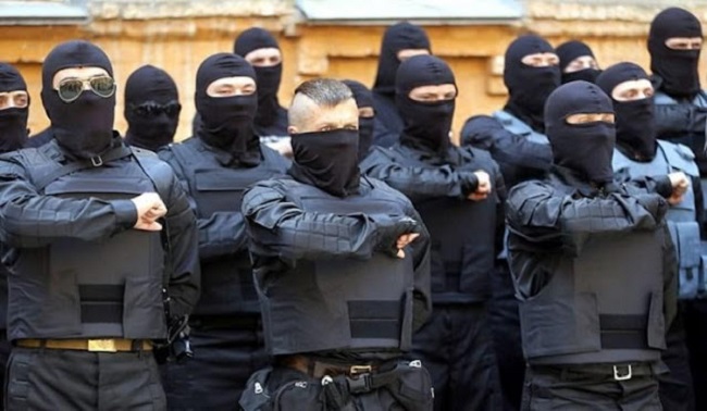 επανασυνδέεται με τους παλιούς δαίμονές της