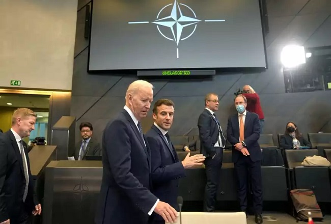 Μακρόν αδειάζει Μπάιντεν για τον χαρακτηρισμό