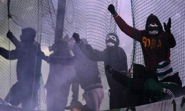 Χούλιγκανς όρμησαν στο γήπεδο κι έδειραν ποδοσφαιριστές