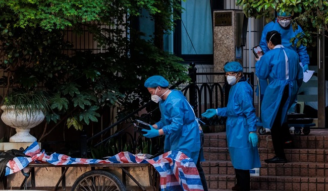Πολίτες παρακαλούν γονατιστοί