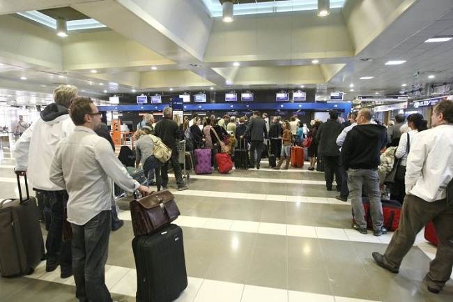 στο εξωτερικό των νέων Ελλήνων