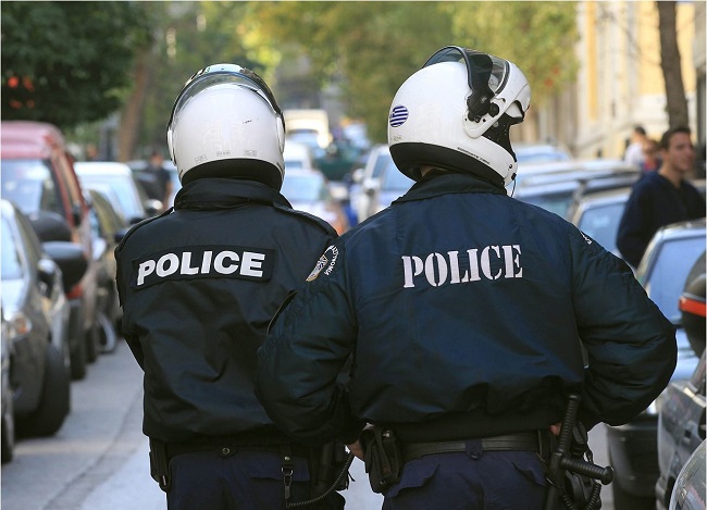 ξαφνικά μπροστά σε διερχόμενα αυτοκίνητα