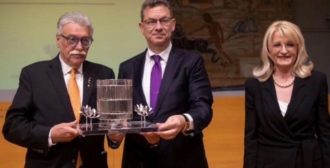τελετή βράβευσης(!)του Μπουρλά