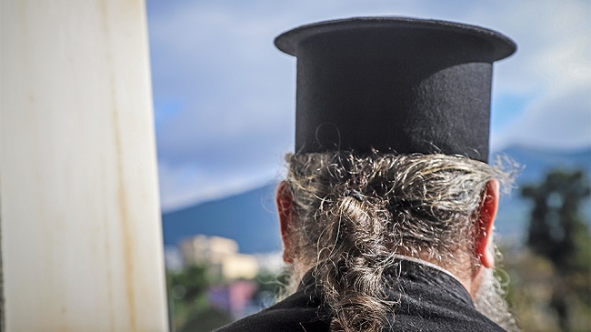 Ιερέας σε αμόκ ξυλοκόπησε την παπαδιά