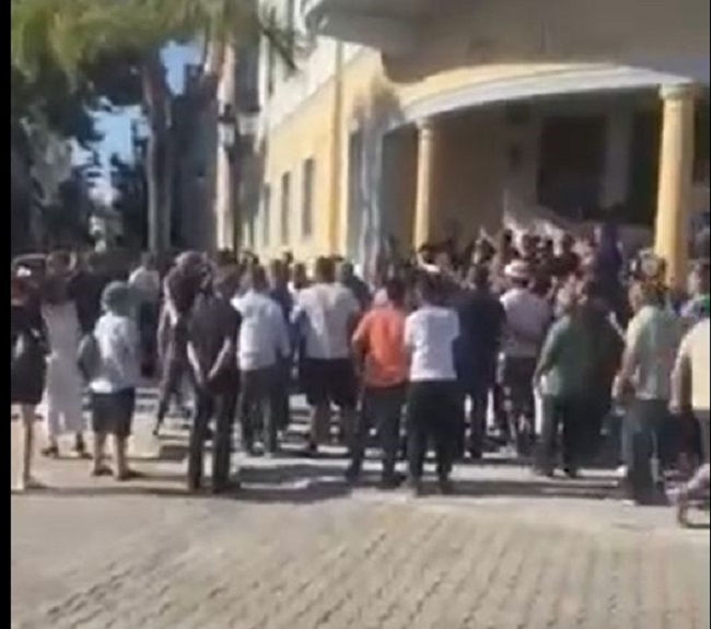 στον υφυπουργό Σίμο Κεδίκογλου