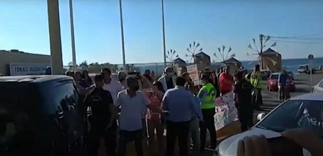 Με γιουχαΐσματα και αποδοκιμασίες υποδέχθηκαν