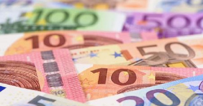 Σε ελεύθερη πτώση το ευρώ