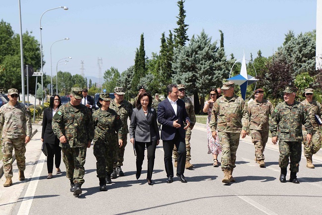 θα τους εκπαιδεύουν στρατιωτικά οι Αμερικανοί!