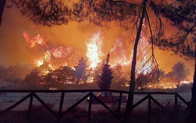 Κάτοικοι τρέχουν να σωθούν