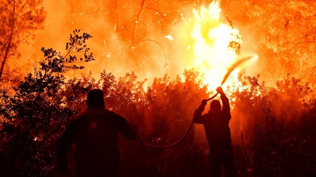 Τα Γεράνεια καίγονται πάλι
