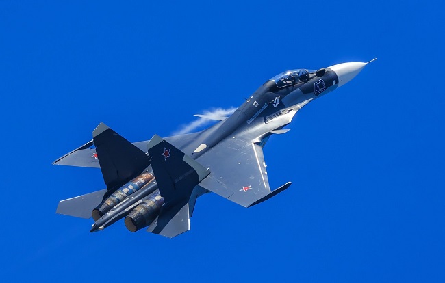 Ρωσία-Φόρτωσε μαχητικά Su-30