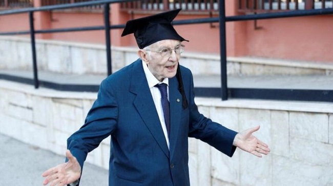Ο γηραιότερος πτυχιούχος