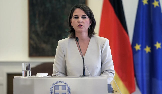 Εξετάζει την απαγόρευση εισόδου