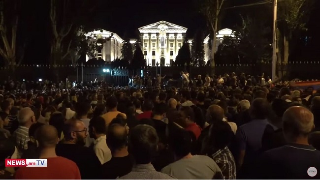 Οργισμένοι Αρμένιοι όρμησαν στην πόρτα