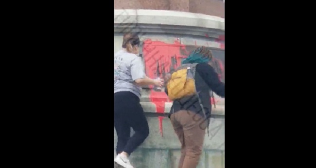 Ουκρανές καταστρέφουν μνημείο της