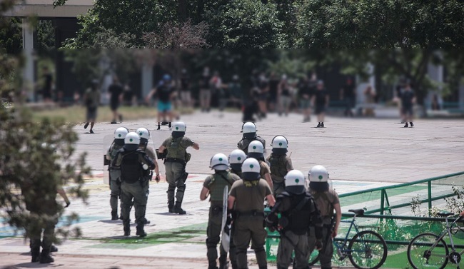 Κυβέρνηση με τα ΜΑΤ οργάνωσε όργιο