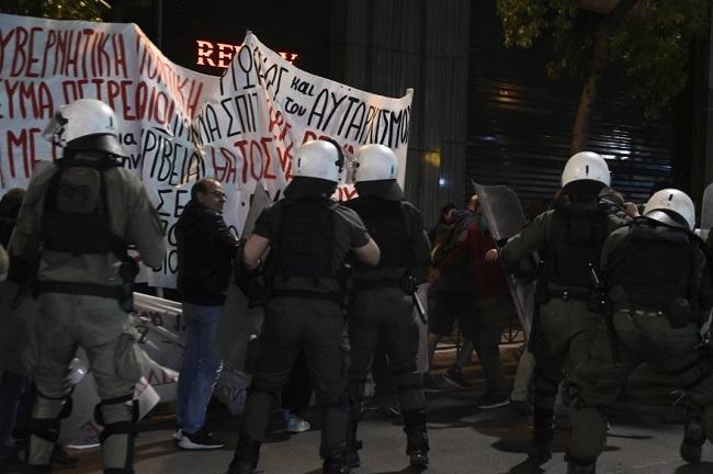 Οργισμένη διαδήλωση κατά κυβέρνησης