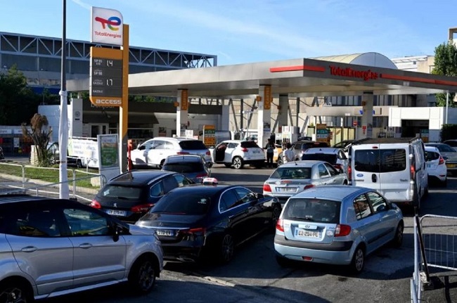 Η απεργία στα διυλιστήρια «λυγίζει»