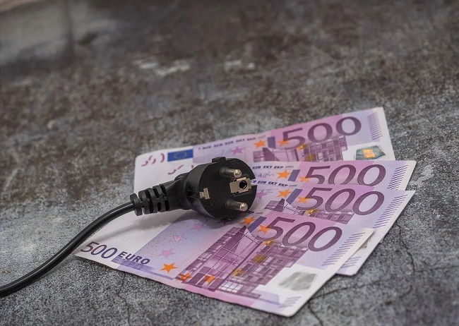 Περισσότεροι από τους μισούς Έλληνες πολίτες παραδέχονται ότι καταναλώνουν λιγότερη ενέργεια στο σπίτι τους από αυτήν που έχουν πραγματικά ανάγκη, λόγω του σημερινού υψηλού κόστους. Μόλις 2 στους 10 δηλώνουν ότι καταφέρνουν να αποπληρώσουν τους λογαριασμούς ρεύματος εγκαίρως χωρίς δυσκολίες -παρά τις επιδοτήσεις-, ενώ οι μισοί αποδεικνύονται συνεπείς μεν, αλλά «με ορισμένες δυσκολίες» δε. Το 83% δηλώνει ότι οι συνέπειες της αύξησης των τιμών ενέργειας έχουν σχετικά ή πολύ μεγάλο αντίκτυπο στην προσωπική του ζωή, ενώ το 71% εκτιμά ότι η ενεργειακή κρίση επηρεάζει -αρνητικά- την προσπάθεια για την πράσινη μετάβαση. Αυτά είναι μερικά από τα συμπεράσματα πανελλαδικής δημοσκόπησης για την κλιματική αλλαγή και την ενεργειακή κρίση, που εκπονήθηκε από το ΕΜΠ σε συνεργασία με την Prorata και παρουσιάστηκε από τον επιστημονικό υπεύθυνο -και αναπληρωτή καθηγητή του ΕΜΠ- Χάρη Δούκα, στο πλαίσιο συνεδρίου που διοργάνωσαν η Ελληνική Εταιρεία Περιβάλλοντος και Πολιτισμού (ΕΛΛΕΤ) και το Εργαστήριο Συστημάτων Αποφάσεων και Διοίκησης του ΕΜΠ. Σχολιάζοντας τα αποτελέσματα της δημοσκόπησης, ο κ. Δούκας δήλωσε στη «Ν» πως «το βασικό συμπέρασμα είναι ότι το παλιό υπόδειγμα “ενεργοβόρας” ανάπτυξης με βάση τα ορυκτά καύσιμα είναι βαθιά εδραιωμένο και ότι η πλειονότητα των ερωτώμενων “βλέπει” την ενεργειακή κρίση μόνο υπό το πρίσμα του οικονομικού της αντίκτυπου και όχι σαν καταλύτη για ένα διαφορετικό μοντέλο ζωής που να προάγει την εξοικονόμηση ενέργειας. Το 71% συμφωνεί με την εγκατάσταση ανεμογεννητριών στη χώρα, αλλά μόνο το 16% θεωρεί ότι η Ελλάδα πρέπει να δώσει προτεραιότητα στην αιολική ενέργεια, κάτι που είναι ενδεικτικό της νοοτροπίας “Όχι στην αυλή μου”». Από τη δημοσκόπηση προέκυψε επίσης ότι πάνω από ένα στα δύο νοικοκυριά, το 56% για την ακρίβεια, έχει προχωρήσει σε περιορισμό της κατανάλωσης ενέργειας, δηλώνοντας πως η ενέργεια που καταναλώνει στο σπίτι είναι λιγότερη από αυτή που χρειάζεται για να διατηρείται μία άνετη για το σώμα θερμοκρασία. Το 47% των ερωτηθέντων δήλωσε ότι μείωσε την κατανάλωση ενέργειας εξαιτίας του υψηλού ενεργειακού κόστους. Οι υπαίτιοι Αναφορικά με τους υπαίτιους για τις αυξήσεις των τιμών, το 29% των ερωτηθέντων υποδεικνύει τη Ρωσία, το 25% την ελληνική κυβέρνηση, ενώ στην τρίτη θέση με 20% «ισοβαθμούν» η Ευρωπαϊκή Ένωση και οι ιδιωτικές εταιρείες/προμηθευτές ενέργειας. Τέλος, ιδιαίτερα ευαισθητοποιημένοι εμφανίζονται οι Έλληνες ως προς τις επιπτώσεις της κλιματικής αλλαγής. Πάνω από οκτώ στους δέκα αξιολογούν ως σημαντικό και πάρα πολύ σημαντικό το πρόβλημα της κλιματικής αλλαγής. Το 78% δήλωσε ότι ανησυχεί για την αύξηση των καταστροφών από τα ακραία καιρικά φαινόμενα, ενώ πάνω από 7 στους 10 θεωρούν ότι πυρκαγιές, πλημμύρες και ακραία καιρικά φαινόμενα οφείλονται σε μεγάλο βαθμό στην κλιματική αλλαγή. Μερίδιο ευθύνης για την κλιματική κρίση, σύμφωνα με τους ερωτηθέντες, έχουν οι εθνικές κυβερνήσεις, οι πολυεθνικές επιχειρήσεις, η Ε.Ε., αλλά και οι πολίτες ατομικά. Αν και τα νοικοκυριά πιστεύουν στις ΑΠΕ και εμφανίζονται ιδιαίτερα ενημερωμένα για την αιολική και ακόμα περισσότερο για τη φωτοβολταϊκή ηλιακή ενέργεια, εντούτοις το 53% δηλώνει ότι δεν σκοπεύει να επενδύσει σε φιλικές προς το περιβάλλον πηγές ενέργειας στο σπίτι του. Ως κύριο λόγο η πλειονότητα (το 63%) αναφέρει το υψηλό κόστος του εξοπλισμού και των εγκαταστάσεων. Το υψηλό κόστος εξάλλου αναδεικνύεται ως βασικότερος αποτρεπτικός παράγοντας για την επέκταση των ηλεκτρικών αυτοκινήτων, με την απουσία δημόσιων υποδομών φόρτισης στη δεύτερη θέση. Το 48% των ερωτώμενων δηλώνει ότι η πτώση της τιμής του εξοπλισμού ή των έργων θα τους ενθάρρυνε να επενδύσουν σε ΑΠΕ, ενώ το 38% ζητά αύξηση της χρηματοδοτικής στήριξης (φοροαπαλλαγές, χαμηλότοκα δάνεια κ.λπ.). Εντύπωση προκαλεί τέλος ότι στην ερώτηση «με ποιες πρακτικές μπορούν οι επιχειρήσεις να συμβάλλουν στην ανάσχεση των αρνητικών επιπτώσεων της κλιματικής αλλαγής;», το 73% απαντά αναμενόμενα μέσα από την κάλυψη των ενεργειακών αναγκών τους από ΑΠΕ (κάτι που φέρνει στο προσκήνιο την ανάγκη ανάληψης πρωτοβουλιών από την Πολιτεία προς την κατεύθυνση αυτή), αλλά μόλις το 31% αναφέρει την προώθηση δράσεων εξοικονόμησης ενέργειας, σε μια ακόμα ένδειξη ότι η εξοικονόμηση δεν έχει ακόμα «ριζωθεί» στην κουλτούρα των Ελλήνων.