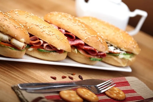 Πρόκειται για το ευρωπαϊκό πρόγραμμα MEDDIET, το οποίο θα ολοκληρωθεί σε μία διετία, όπως δήλωσε στην εκπομπή της Τάνιας Η. Μαντουβάλου «104,9 ΜΥΣΤΙΚΑ ΥΓΕΙΑΣ» ο επίκουρος καθηγητής Παθολογίας Σακχαρώδη Διαβήτη και υπεύθυνος στο Εργαστήριο Μοριακής Βιολογίας Διαβήτη στο διαβητολογικό κέντρο του Νοσοκομείου «Αττικόν» κ. Παναγιώτης Χαλβατσιώτης. Ο κ. Χαλβατσιώτης μίλησε ακόμη για όλες τις τελευταίες τεχνολογικές εξελίξεις, αναφερόμενος στο βιονικό πάγκρεας, τα έξυπνα φάρμακα, αλλά και στις μελέτες που γίνονται με βλαστοκύτταρα, στο μοτίβο που αντιμετωπίζονται τα αιματολογικά νοσήματα. Οι εξελίξεις στο διαβήτη φαίνεται να είναι ραγδαίες αυτή τη στιγμή , καθώς οι κλινικές μελέτες που είχαν πάει πίσω διεθνώς λόγω covid τα προηγούμενα χρόνια, επανέρχονται δριμύτερες, αν σκεφτεί κανείς ότι στο εθνικό Ινστιτούτο Υγείας των ΗΠΑ, όπως λέει ο καθηγητής Χαλβατσιώτης, έχουν κατατεθεί 80 καινούργιες κλινικές μελέτες και άλλες 300 υποβάλλονται έως το τέλος του έτους. Έξυπνα φάρμακα για απώλεια βάρους και όχι μόνο «Έχουμε πολλά νέα πράγματα να δούμε στο εγγύς μέλλον, τα οποία θα στηρίζονται είτε στις μελέτες γενετικών προσδιορισμών, ή στην αντιμετώπιση προβλημάτων, που οδηγούν τους διαβητικούς σε άσχημες εξελίξεις της υγείας τους, όπως είναι τα καρδιαγγειακά, ή νεφρολογικά νοσήματα, όπου την τελευταία πενταετία έχει συντελεστεί μία επανάσταση. Κι αυτό διότι δόθηκε η άδεια τα νέα φάρμακα για τον διαβήτη να χορηγούνται και σε άτομα με καρδιαγγειακά νοσήματα ή νεφρική ανεπάρκεια, χωρίς απαραίτητα να έχουν διαβήτη. Αυτό που τώρα όμως καταπολεμάται ήδη σθεναρά είναι η παχυσαρκία, γιατί προσδιορίζει τον προδιαβήτη, οπότε αν μειώσουμε το ποσοστό της παχυσαρκίας, τότε θα δούμε με πιο αισιόδοξο μάτι και το αύριο. Ήδη ένα σκεύασμα με ένα χάπι την εβδομάδα απέδειξε ότι έχει σημαντική επίδραση, ωστόσο σύντομα πρόκειται να κυκλοφορήσει ένα ενέσιμο σκεύασμα (για το οποίο έχουν ολοκληρωθεί οι κλινικές μελέτες και πρόκειται άμεσα να πάρει άδεια) το οποίο είναι πολύ πιο ισχυρό από τα ήδη κυκλοφορούντα». Σε ερώτηση αν αυτά τα χάπια απώλειας βάρους ενδέχεται να προκαλέσουν προβλήματα σε κάποιο μη διαβητικό, καθότι τελευταία κάποιοι τα παίρνουν για να αδυνατίσουν, ο διακεκριμένος διαβητολόγος απαντά: «Αυτά είναι έξυπνα φάρμακα, δηλαδή δρουν όταν το σάκχαρο είναι ψηλά. Αν το σάκχαρο είναι φυσιολογικό, δεν έχουν καμία επίδραση στον μεταβολισμό των υδατανθράκων. Άρα θα μπορέσουν να τα πάρουν και τα μη διαβητικά παχύσαρκα άτομα κι έτσι να προλάβουν την εξέλιξη της παχυσαρκίας σε διαβήτη. Η γνώση μας για το χάπι είναι πάνω από δεκαετία και όχι μόνο για την απώλεια σωματικού βάρους, αλλά και για την προστασία από στεφανιαία επεισόδια». Βλαστοκύτταρα και βιονικό πάγκρεας Σύμφωνα με τον κ. Χαλβατσιώτη, γίνονται πολλές μελέτες για τα βλαστοκύτταρα «και όπως σε πολλά νοσοκομεία έχουμε τις μονάδες μεταμόσχευσης βλαστοκυττάρων για αιματολογικά νοσήματα, έτσι θα έχουμε πιθανότατα και για τον διαβήτη στο εγγύς μέλλον. Επίσης, ένα καινούργιο κεφάλαιο αναπτύσσεται για την προστασία της ηπατικής δυσλειτουργίας. Ήδη, έχουν γίνει τεχνολογικές επιτυχίες που μπορούν να αποτελέσουν το βιονικό πάγκρεας, και ήδη, κυκλοφορεί αυτή η τεχνολογία στην αγορά, απλά χρήζει τελειοποίησης, και ως προς το μέγεθος να γίνει μικρότερο, αλλά και να μην χρειάζεται ανθρώπινη παρέμβαση. Πρόκειται για μία συσκευή που μετράει το ζάχαρο συνεχώς και χορηγεί ινσουλίνη, χωρίς όμως να ασχολείται ο ασθενής, όπως στις συσκευές που ήδη κυκλοφορούν. Αυτή η συσκευή συνδέεται με το κινητό τηλέφωνο με κάποια εφαρμογή κι έτσι χωρίς να ασχολείται ο διαβητικός με το σάκχαρο του, η τεχνολογία τον βοηθά στη ρύθμιση του. Μελλοντικά αυτές οι συσκευές μπορεί να τοποθετούνται υποδόρια, έτσι ώστε να μην είναι καν εμφανείς». Τα δελφίνια και η γονιδιακή διερεύνηση του διαβήτη Πώς όμως η φύση μπορεί να βοηθήσει την επιστήμη να πάει ένα βήμα μπροστά; «Το Εθνικό Ινστιτούτο Θαλάσσιων Θηλαστικών στις ΗΠΑ τα τελευταία χρόνια έχει παρατηρήσει ότι τα ρινοδέλφινα μπορούν και ανεβάζουν και κατεβάζουν το σάκχαρο τους στο αίμα, αναλόγως των αναγκών τους. Δηλαδή έχουν ένα κουμπί γενετικό, με το οποίο ενεργοποιούν και απενεργοποιούν το διαβήτη. Όταν χρειάζονται υδατάνθρακες ανεβαίνει το σάκχαρο γιατί πχ θέλουν να κυνηγήσουν, θέλουν ενέργεια, όταν όμως κοιμούνται πέφτουν τα επίπεδα του σακχάρου. Ένα άλλο παράδειγμα είναι ο βάτραχος στον βόρειο Αρκτικό Κύκλο. Το σάκχαρό του ανεβαίνει το χειμώνα κατά τη χειμερία νάρκη εκατό φορές επάνω, για να μην παγώσει στις πολύ χαμηλές θερμοκρασίες, χωρίς όμως να του δημιουργήσει πχ καρδιαγγειακά προβλήματα που δημιουργεί σε έναν άνθρωπο η αύξηση του σακχάρου από το 100 στο 200. Έτσι λοιπόν, μελετώντας τη φύση και τις δυναμικές που έχει αναπτύξει για να αντιμετωπίζει την υπεργλυκαιμία, ή να την χρησιμοποιεί προς όφελος της, πιστεύουμε ότι θα έχουμε παραδείγματα πώς θα αντιμετωπίζουμε αντίστοιχα τους ανθρώπους. Θα πρέπει να μάθουμε σε ποιο γονίδιο στηρίζεται στο δελφίνι πχ η δυνατότητα που έχει να τροποποιεί τα επίπεδα σακχάρου, να ψάξουμε να δούμε αν το έχει και ο άνθρωπος αυτό το γονίδιο και αν δεν το έχει να το κερδίσει, με τη γονιδιακή θεραπεία, ούτως ώστε ένα διαβητικό άτομο να μπορεί να ενεργοποιεί και να απενεργοποιεί το διαβήτη του, αναλόγως των αναγκών του»