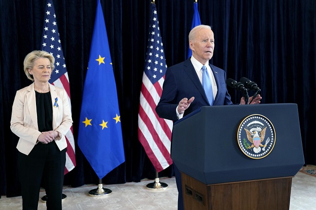 H αμερικανική εφημερίδα Washington Post πραγματοποίησε δημοσκοπική έρευνα σε δείγμα 1.000 Γερμανών στο διαδίκτυο μεταξύ 14 Σεπτεμβρίου και 6 Οκτωβρίου 2022 και εξακρίβωσε ότι οι Γερμανοί πλειοψηφικά δεν θέλουν να προσφερθεί άλλη στρατιωτική βοήθεια στην Ουκρανία, ούτε να επιβληθούν νέες αντι-ρωσικές κυρώσεις, ούτε να υποδεχτεί η χώρα κι άλλους Ουκρανούς πρόσφυγες. Στην πραγματικότητα η δημοσκόπηση δείχνει μία κοινωνία που πιέζεται από τα προβλήματα που δημιούργησαν οι αντι-ρωσικές κυρώσεις και έχουν προκαλέσει τρομακτική άνοδο της ακρίβειας και του πληθωρισμού. Βασικό ρόλο στην μεταστροφή της γερμανικής κοινής γνώμης παίζει και το γεγονός ότι οι Γερμανοί άρχισαν έστω και αργά να κατανοούν πως οι μόνοι κερδισμένοι από την ουκρανική σύγκρουση είναι οι Αμερικανοί. Στην πραγματικότητα επρόκειτο για αμερικανικό σχεδιασμό από την αρχή με τον οποίο οι ΗΠΑ κατάφεραν να θέσουν την Ευρώπη υπό ενεργειακή ομηρία και να προκαλέσουν ένα κύμα βιομηχανικής κατάρρευσης, κάτι το οποίο σκοπεύουν να εκμεταλλευτούν υπέρ των δικών τους βιομηχανιών. Για τα χαρακτηριστικά της δημοσκόπησης η εφημερίδα αναφέρει: «Χρησιμοποιήσαμε στατιστικά εργαλεία για να λάβουμε αποτελέσματα που αντικατοπτρίζουν τον γερμανικό πληθυσμό κατά ηλικία, φύλο και κρατίδιο. Κάναμε μια σειρά ερωτήσεων σχετικά με τον πόλεμο στην Ουκρανία και τη γνώμη των ερωτηθέντων για τις προσπάθειες της Γερμανίας να βοηθήσει». Η έρευνα έθεσε υπό την έγκριση των πολιτών της Γερμανίας, τέσσερα διαφορετικά σενάρια στήριξης της Ουκρανίας: •Αύξηση των κυρώσεων στη Ρωσία και τον Πούτιν, ακόμη και αν αυτές οι κυρώσεις ενδέχεται να οδηγήσουν σε περαιτέρω αύξηση των τιμών των τροφίμων και του φυσικού αερίου· •Αποστολή περισσότερων πυραύλων και άλλου στρατιωτικού εξοπλισμού στην Ουκρανία, ακόμη κι αν αυτό αύξανε τον στρατιωτικό προϋπολογισμό της Γερμανίας. •Η αποδοχή περισσότερων προσφύγων από την Ουκρανία, ακόμη κι αν αυτό επιβαρύνει επιπλέον την οικονομία. •Αποδοχή της Ουκρανίας στο ΝΑΤΟ, ακόμη κι αν αυτό σημαίνει ότι η Γερμανία θα δεσμευτεί να υπερασπιστεί στρατιωτικά την Ουκρανία στο μέλλον. Οι περισσότεροι Γερμανοί (91 τοις εκατό) εξέφρασαν τουλάχιστον κάποια συμπάθεια για τους Ουκρανούς. Ωστόσο, η πλειοψηφία (54 τοις εκατό) πιστεύει ότι η χώρα τους έχει κάνει ήδη αρκετά (37 τοις εκατό) ή υπερβολικά πολλά (17 τοις εκατό) για να βοηθήσει τις στρατιωτικές προσπάθειες της Ουκρανίας και τους πρόσφυγες. Γενικά, περίπου το 30 τοις εκατό των Γερμανών αντιτίθεται σε καθεμία από τις τέσσερις προαναφερόμενες πολιτικές, ενώ περίπου το 70 τοις εκατό εξέφρασε κάποιο βαθμό υποστήριξης. Αλλά αν αναλύσουμε την υποστήριξη με βάση την βαθμό συμφωνίας στην υποστήριξη, τα στοιχεία δείχνουν πλέον την απροθυμία των Γερμανών. Ενώ λιγότεροι από τους μισούς (40 τοις εκατό) υποστηρίζουν σθεναρά περισσότερες κυρώσεις, ακόμη λιγότεροι υποστηρίζουν είτε την παράδοση περισσότερων όπλων στην Ουκρανία είτε την αποδοχή περισσότερων προσφύγων (μόνο το 31 τοις εκατό υποστηρίζει σθεναρά κάθε πολιτική). Η ισχυρή υποστήριξη για την ένταξη της Ουκρανίας στο ΝΑΤΟ είναι ακόμη χαμηλότερη, μόλις στο 26%. Με άλλα λόγια, η γερμανική υποστήριξη για αύξηση είτε της στρατιωτικής βοήθειας είτε της ανθρωπιστικής βοήθειας είναι χαμηλή. Οι πρώην Ανατολικογερμανοί είναι ακόμη λιγότερο πρόθυμοι να υποστηρίξουν την Ουκρανία από εκείνους στη πρώην Δυτική Γερμανία. Αυτό το εθνικό στιγμιότυπο, ωστόσο, δείχνει και τις σημαντικές διαφορές μεταξύ της παλιάς Ανατολικής και Δυτικής Γερμανίας. Οι Ανατολικογερμανοί είναι περισσότερο αντίθετοι και στις τέσσερις πολιτικές στήριξης της Ουκρανίας από τους Δυτικογερμανούς με μεγάλη διαφορά. Για παράδειγμα, ενώ μόνο το 27 τοις εκατό των Δυτικογερμανών ερωτηθέντων αντιτίθεται στην αύξηση της στρατιωτικής βοήθειας προς την Ουκρανία, το 52 τοις εκατό των Ανατολικογερμανών διαφωνεί σθεναρά. Αυτό συνάδει με μια πιο θετική στάση απέναντι στη Ρωσία και μεγαλύτερο σκεπτικισμό προς το ΝΑΤΟ. Αλλά αν οι Γερμανοί είναι πιο πρόθυμοι να θυσιάσουν τον οικογενειακό τους προϋπολογισμό παρά να στείλουν όπλα ή να δεχτούν πρόσφυγες, το κόστος ενέργειας σαφώς δεν είναι τόσο κρίσιμο όσο πίστευαν οι αναλυτές. Αντίθετα, δύο άλλοι παράγοντες φαίνεται να είναι οι βασικοί για το «πάγωμα» της διάθεσης των Γερμανών πολιτών έναντι της Ουκρανίας: Το πρώτο είναι η δέσμευση για στρατιωτική μη επέμβαση που έχει καλλιεργήσει το έθνος από το τέλος του Β’ Παγκοσμίου Πολέμου. Αυτή η κληρονομιά του πολέμου οδηγεί πολλούς Γερμανούς να υιοθετήσουν μια στάση στρατιωτικού περιορισμού και αποστροφής στη στρατιωτική εμπλοκή. Μέχρι τώρα, η αυτοκατανόηση της Γερμανίας ως «αστικής δύναμης» έχει γίνει βασικό μέρος της ταυτότητάς της, η οποία είναι δύσκολο να αλλάξει. Η ίδια ιστορία – συμπεριλαμβανομένης της μνήμης των γερμανικών πόλεων που βομβαρδίστηκαν μπορεί επίσης να επηρεάσει την απροθυμία των Γερμανών να εμπλακούν άμεσα στη σύγκρουση. Από αυτή την άποψη, η απόφαση της γερμανικής κυβέρνησης να στείλει όπλα στην Ουκρανία για την καταπολέμηση της ρωσικής επιθετικότητας ήταν μια επαναστατική αλλαγή στην εξωτερική της πολιτική, η οποία είχε μια θεμελιώδη δέσμευση να μην επέμβει στρατιωτικά εκτός των συνόρων της. Γερμανικά αεροσκάφη και στρατεύματα συμμετείχαν στην επιχείρηση υπό το ΝΑΤΟ στο Κοσσυφοπέδιο το 1999, συμβάλλοντας στον τερματισμό της υποτιθέμενης «γενοκτονίας» των Σερβικών δυνάμεων κατά των Αλβανών. Η αλήθεια φυσικά είναι ότι οι γερμανικές δυνάμεις ενίσχυσαν την γενοκτονία των Σέρβων του Κοσσυφοπεδίου από τους Αλβανούς, όπως ακριβώς έπραξαν στον Δεύτερο Παγκόσμιο Πόλεμο! Και μετά τις τρομοκρατικές επιθέσεις της 11ης Σεπτεμβρίου, η Γερμανία έστειλε στρατεύματα στη στρατιωτική επιχείρηση υπό την ηγεσία των ΗΠΑ στο Αφγανιστάν. Αλλά αυτές οι κινήσεις δεν ήταν δημοφιλείς και η κυβέρνηση αντιμετώπισε μαζικές διαμαρτυρίες ως αποτέλεσμα. Όταν ο Γερμανός καγκελάριος Όλαφ Σουλτς ανακοίνωσε ότι η Γερμανία θα προμήθευε όπλα στην Ουκρανία, το κοινό τον υποστήριξε συντριπτικά. Όμως, καθώς ο πόλεμος συνεχίζεται, οι Γερμανοί έχουν γίνει πιο διστακτικοί σχετικά με τη στρατιωτική εμπλοκή τους. Αυτό συνέβη και κατά τη διάρκεια του πολέμου στο Αφγανιστάν: η γερμανική υποστήριξη για άμεση ανάμειξη μειώθηκε απότομα με την πάροδο του χρόνου, αφήνοντας ακόμη λιγότερη όρεξη για στρατιωτική επέμβαση οπουδήποτε αλλού. Ο δεύτερος βασικός παράγοντας είναι η προσφυγική κόπωση. Καθώς η κοινωνική και δημοσιονομική πραγματικότητα της φιλοξενίας προσφύγων έχει γίνει πιο ξεκάθαρη, οι Γερμανοί χάνουν τον ενθουσιασμό τους για την αποδοχή περισσότερων Ουκρανών. Αυτό θα μπορούσε να έχει σοβαρές συνέπειες τους επόμενους μήνες, καθώς η συνεχιζόμενη εκστρατεία βομβαρδισμών της Ρωσίας πιθανότατα θα οδηγήσει περισσότερους Ουκρανούς να διαφύγουν σε ευρωπαϊκές χώρες – κάτι που μπορεί να συμβάλλει στην περαιτέρω αποδυνάμωση της υποστήριξης προς την Ουκρανία. Αν και η πτώση των τιμών του φυσικού αερίου από τον Οκτώβριο, εν μέρει λόγω των υψηλότερων θερμοκρασιών, έχει δώσει στην Ευρώπη μια ανακούφιση, αυτό μπορεί να μην είναι αρκετό για να διατηρήσει τα τρέχοντα επίπεδα στήριξης προς την Ουκρανία. Μια φωτογραφία χίλιες λέξεις: Ακολούθησε το pronews.gr στο Instagram για να «δεις» τον πραγματικό κόσμο! Στη Γερμανία, η κυβέρνηση ανακοίνωσε σχέδιο πληρωμής των λογαριασμών φυσικού αερίου Δεκεμβρίου για νοικοκυριά και μικρομεσαίες επιχειρήσεις. Αλλά ακόμη και αυτό μπορεί να μην είναι αρκετό για να ενισχύσει τη γερμανική δημόσια υποστήριξη για την παράδοση όπλων και την αποδοχή περισσότερων Ουκρανών προσφύγων.
