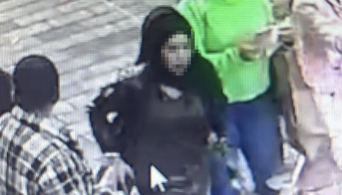 Γυναίκα είναι η δράστις που πυροδότησε τη βόμβα της έκρηξης στην Κωνσταντινούπολη, σύμφωνα με τον Τούρκο αντιπρόεδρο Φουάτ Οκτάι. «Διαπιστώθηκε ότι μια γυναίκα δράστις πυροδότησε τη βόμβα. Το περιστατικό ερευνάται και γίνονται οι απαραίτητες αξιολογήσεις. Μέχρι στιγμής, έχουμε χάσει 6 άτομα, εκ των οποίων τα 4 στο σημείο της επίθεσης. Έχουμε 81 τραυματίες. Η έρευνα στον τόπο του εγκλήματος συνεχίζεται με ταχύτητα. Θα φτάσουμε στο τέλος πολύ σύντομα. Όποιος βρίσκεται από πίσω, θα λογοδοτήσει» δήλωσε ο Οκτάι. Υπενθυμίζεται πως έξι άνθρωποι σκοτώθηκαν από την έκρηξη που συγκλόνισε στις 16:20 σήμερα τον πλέον πολυσύχναστο πεζόδρομο στο κέντρο της Κωνσταντινούπολης, σε ένα συμβάν που ο πρόεδρος Ρετζέπ Ταγίπ Ερντογάν αποκάλεσε μια βομβιστική επίθεση που «μυρίζει τρομοκρατία».